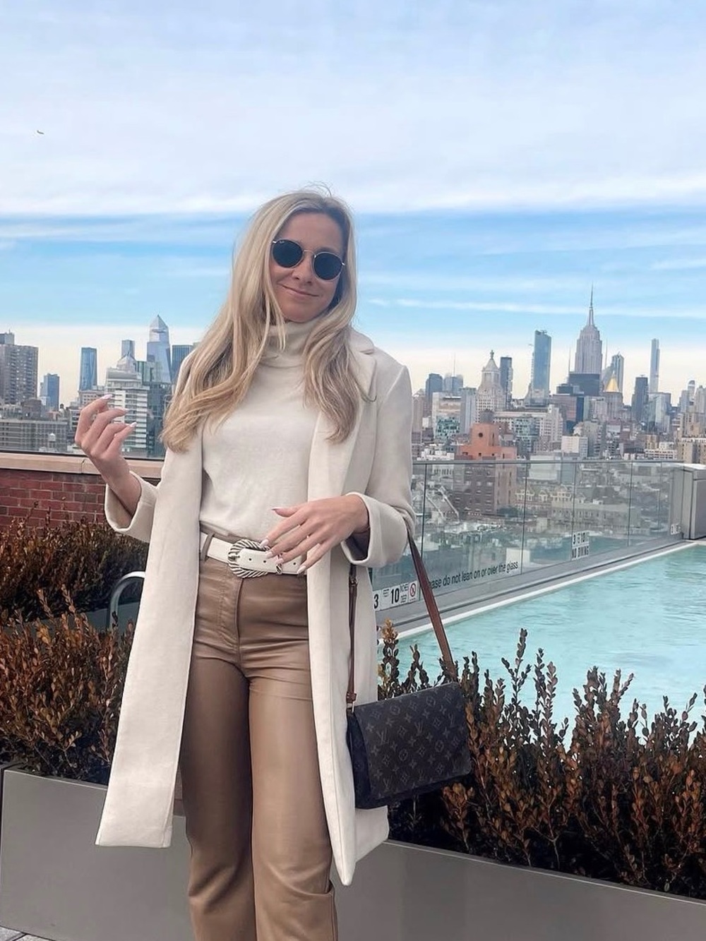 Theory Cream Cashmere Turtleneck | Lightweight Versatile Size M